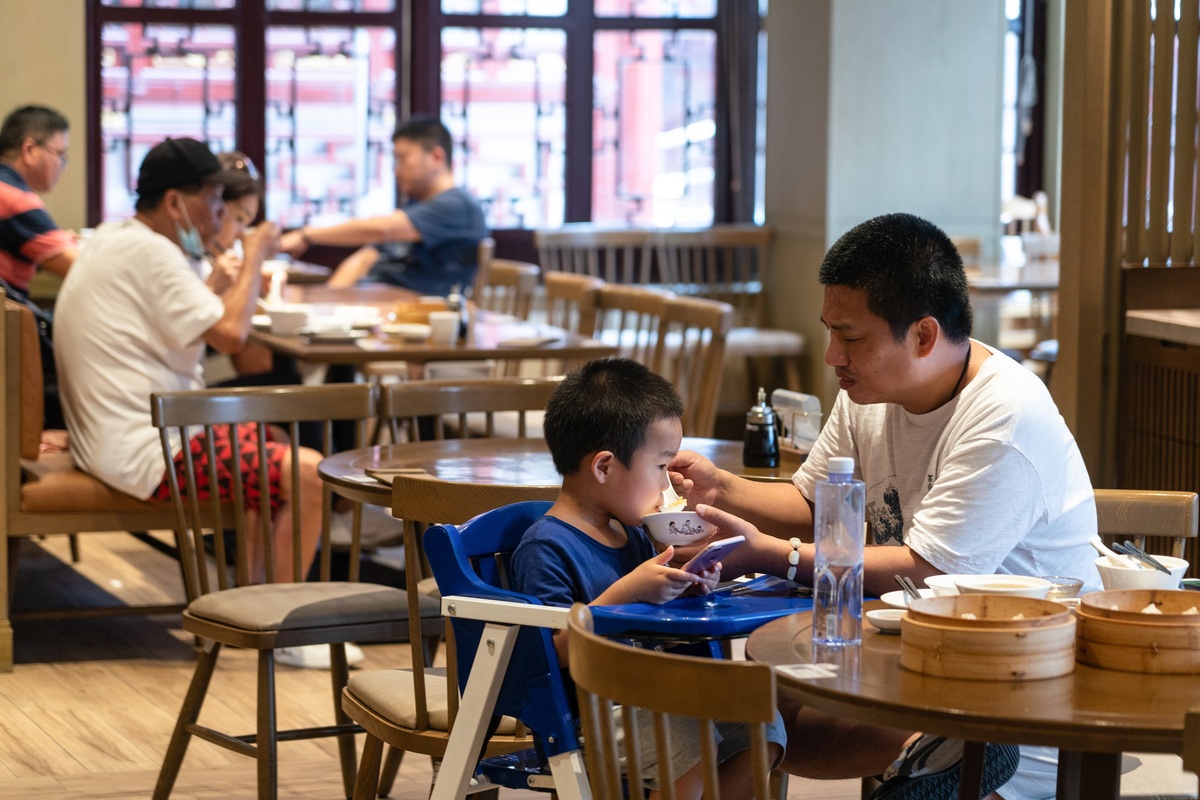 Shanghai restaurants gradually resume dine-in