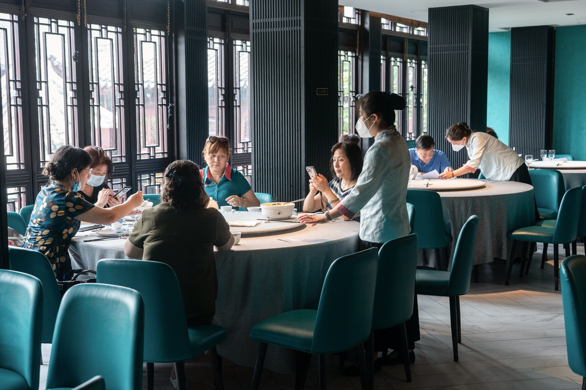Shanghai restaurants gradually resume dine-in