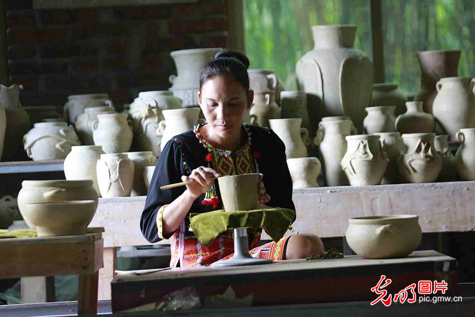 Li pottery gain vitality of new era in S China's Hainan