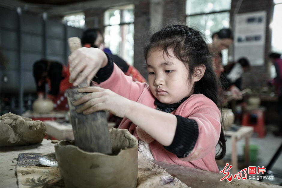 Li pottery gain vitality of new era in S China's Hainan