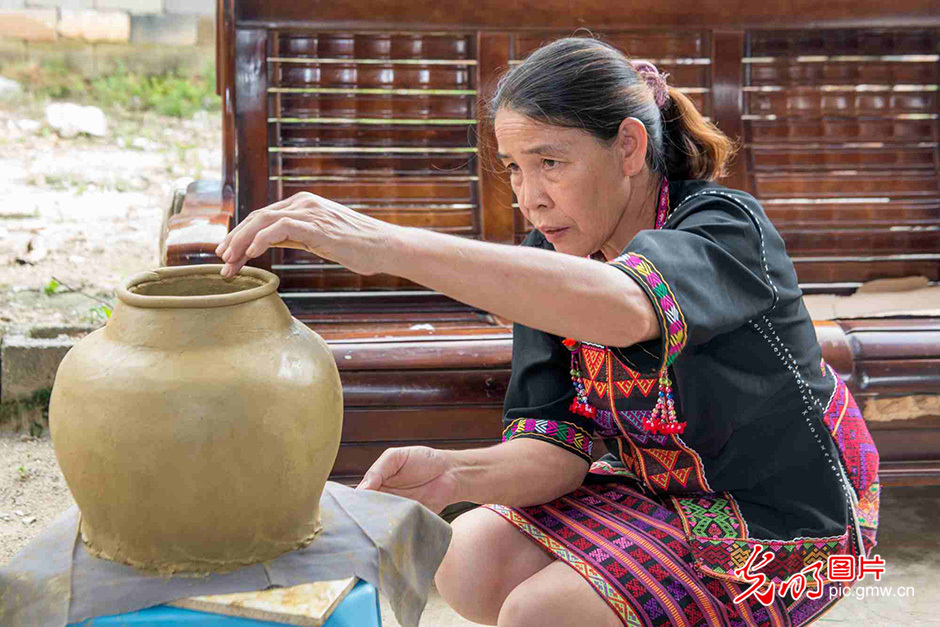 Li pottery gain vitality of new era in S China's Hainan