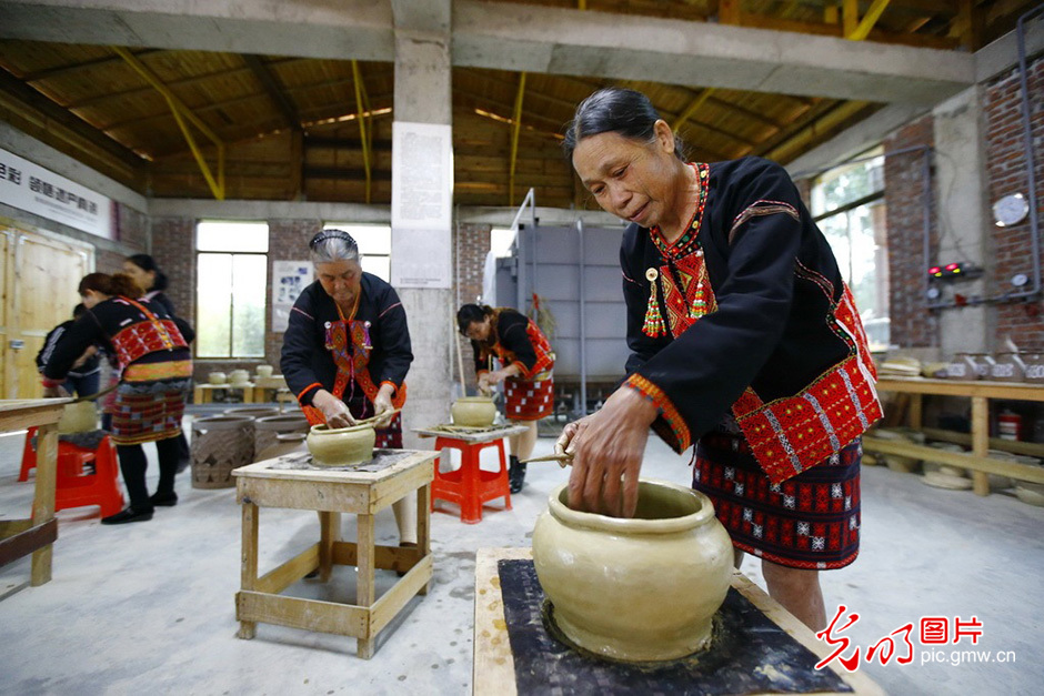 Li pottery gain vitality of new era in S China's Hainan