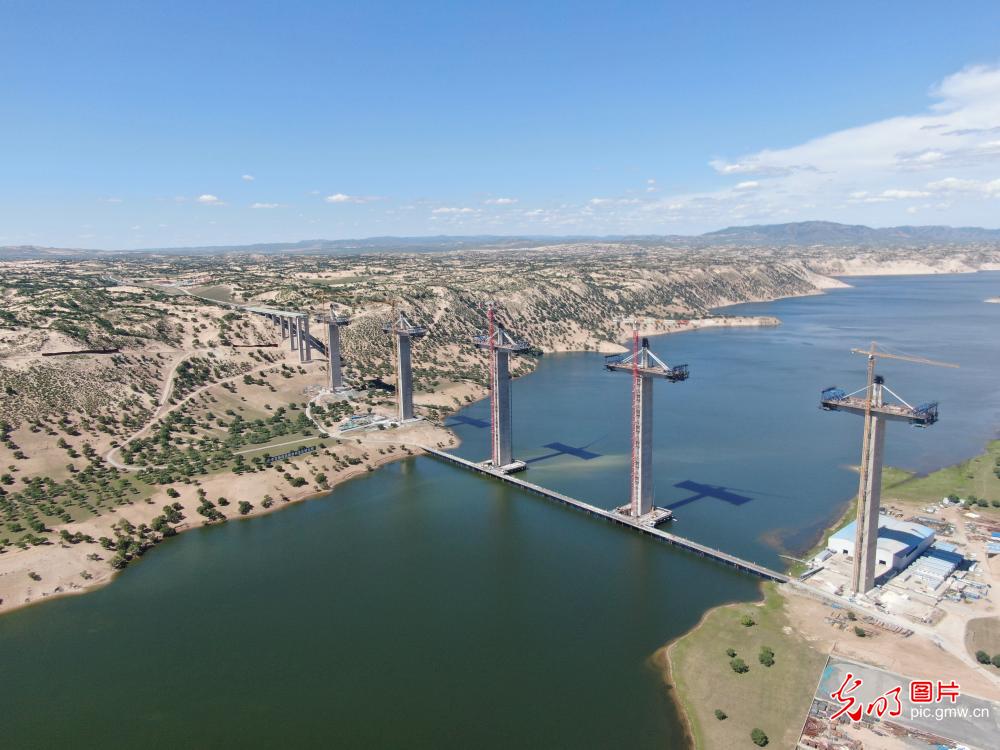 Xilamuron Major Bridge under construction in N China's Inner Mongolia