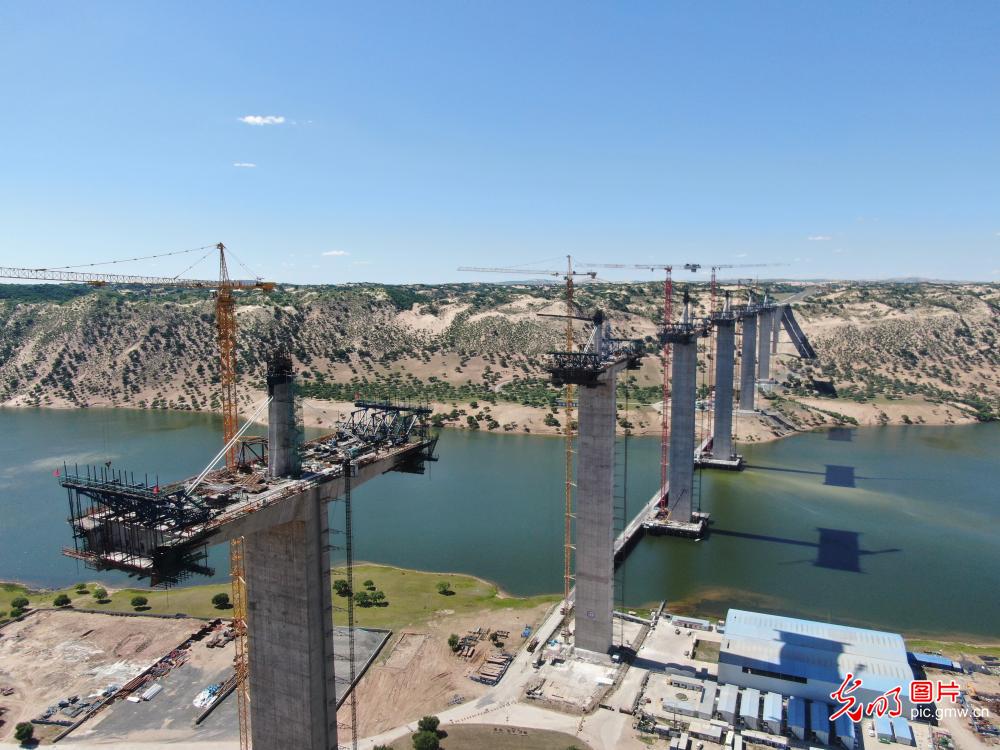 Xilamuron Major Bridge under construction in N China's Inner Mongolia