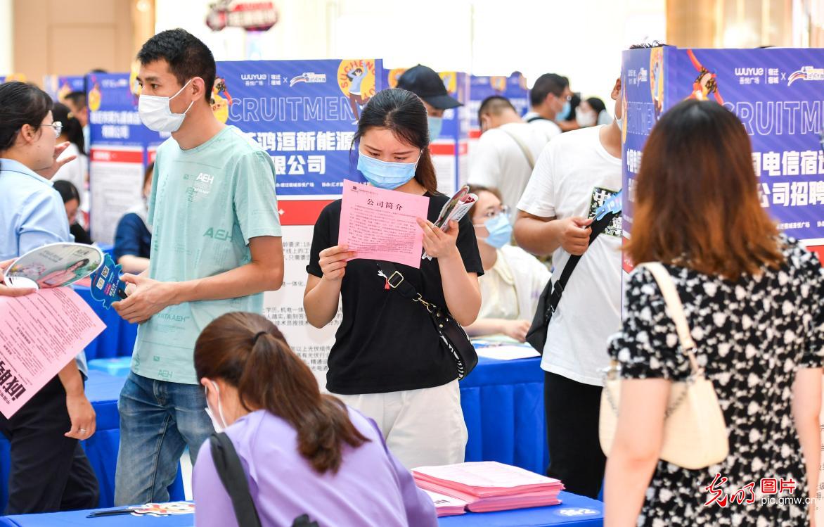 Job fair for college graduates held in SE China’s Jiangsu