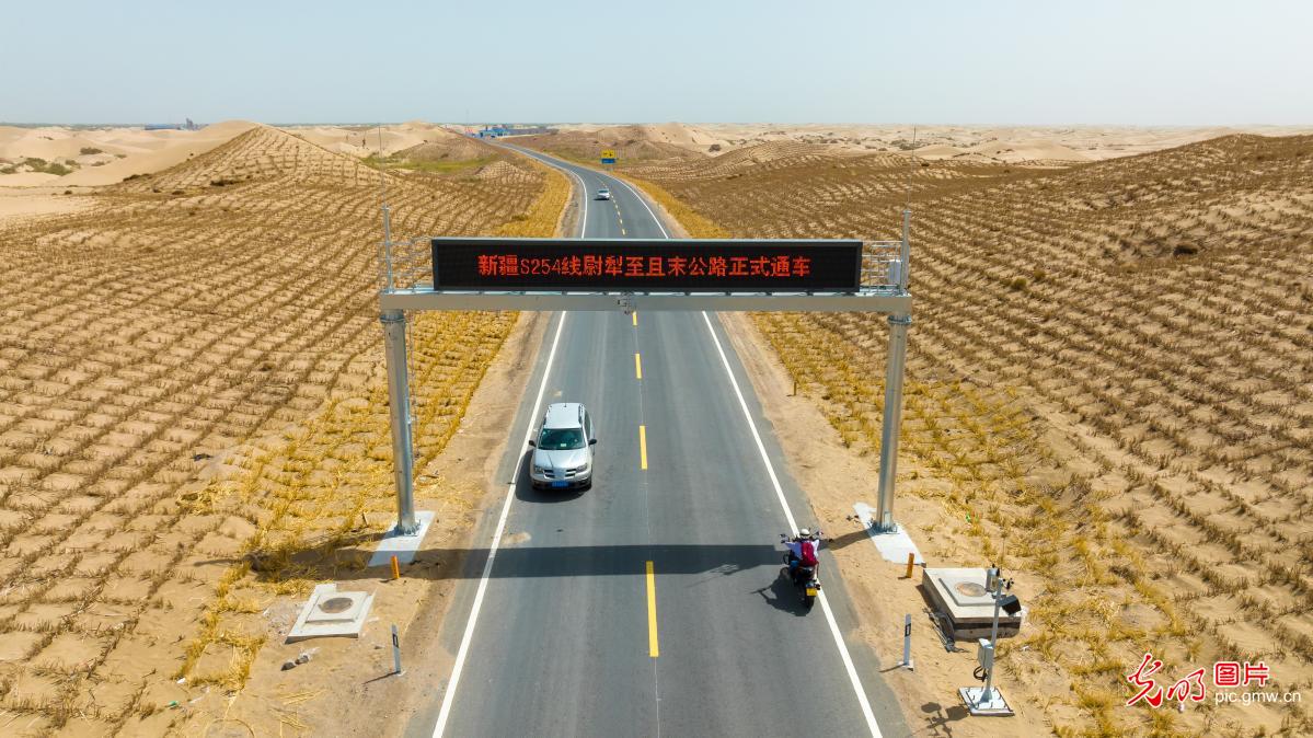 Third highway across Taklamaka Desert open to traffic in Xinjiang