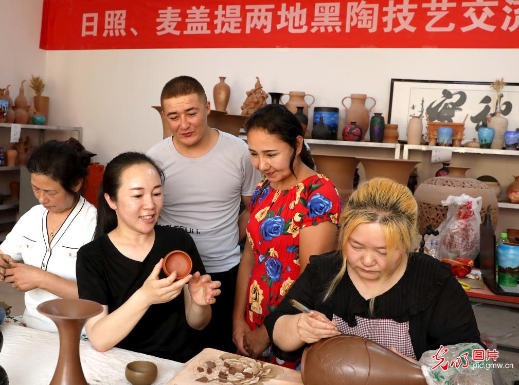 Pottery artist from Rizhao exchange skills with pottery technicians at NW China's Xinjiang