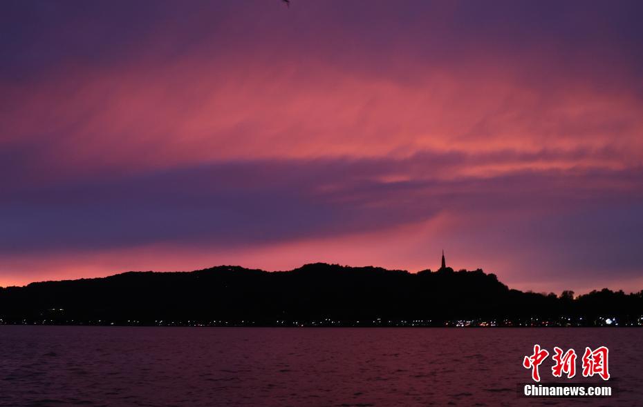Amazing secnery of sunset glow attracts citizens in E China’s Zhejiang Province