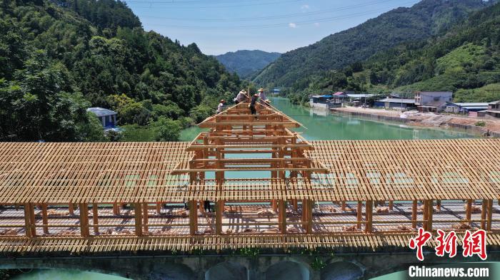 Cultural corridor bridge under construction in S China’s Guangxi