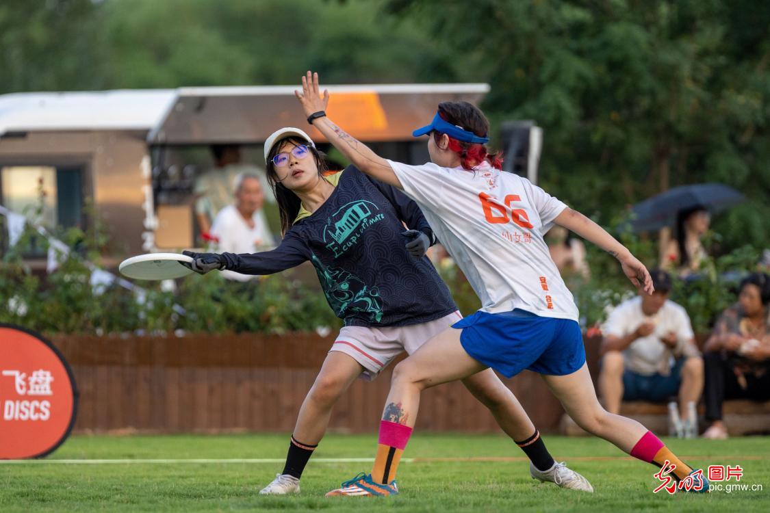 People enjoy Ultimate Frisbee in E China's Anhui