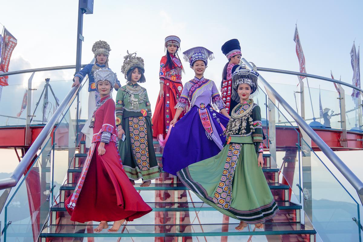 Hunan holds fashion show high above ground