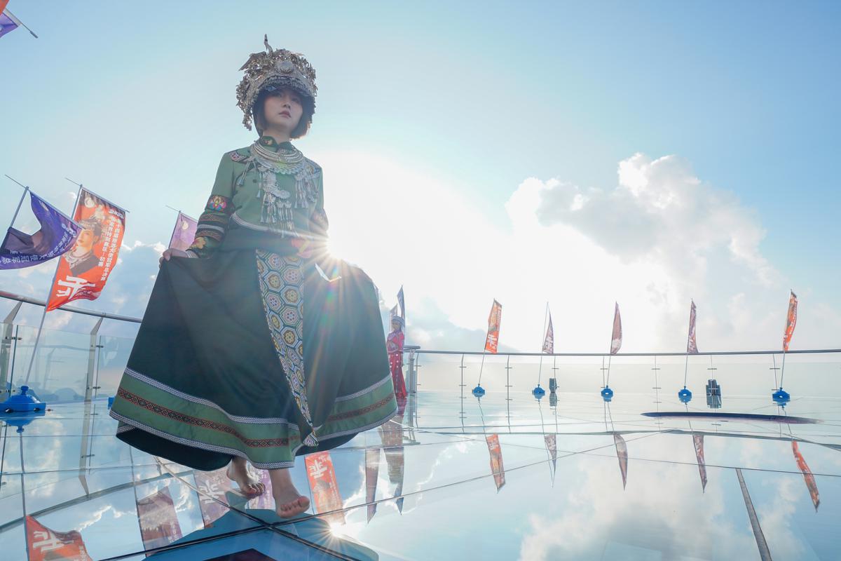 Hunan holds fashion show high above ground