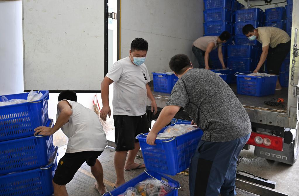 China's Sanya strives to ensure daily life supplies for local residents, stranded tourists