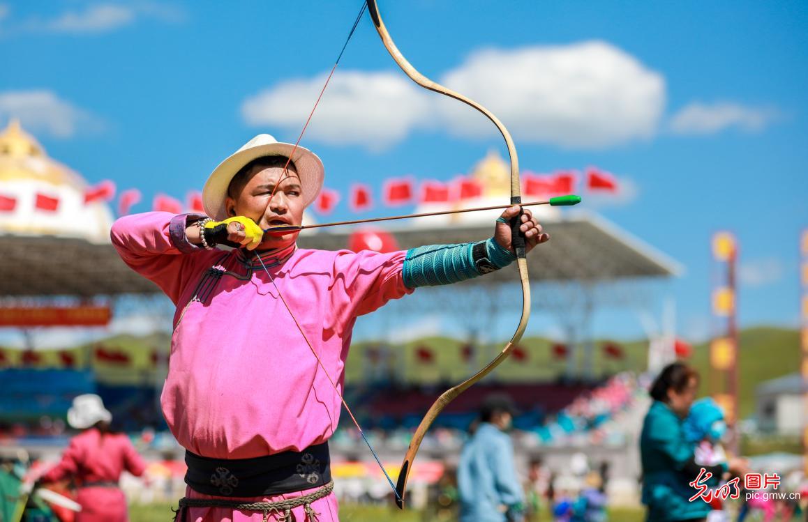 Hinggan League: People celebrate grassland Naadam in summer