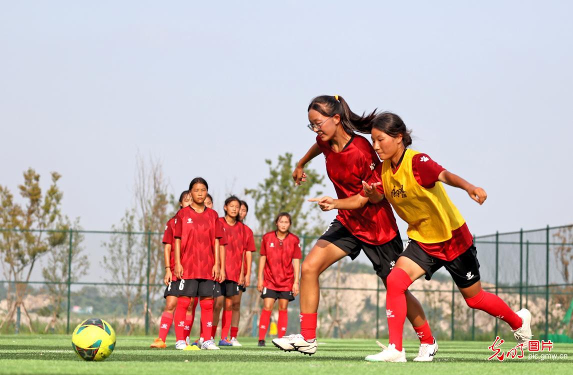 Football training programs offered to young players in SE China’s Jiangsu