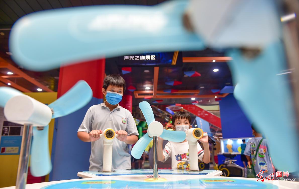 Children in C China's Henan experience scientific holiday