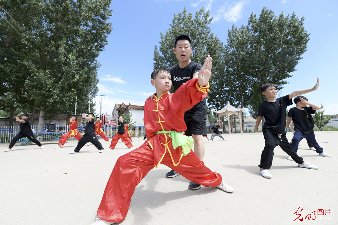 Colorful extracurricular activities enrich kids’ holiday life in N China's Hebei