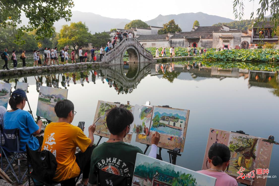 Students paint in plein air in SE China's Anhui Province