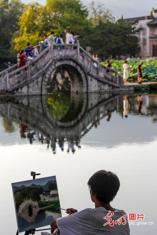 Students paint in plein air in SE China's Anhui Province