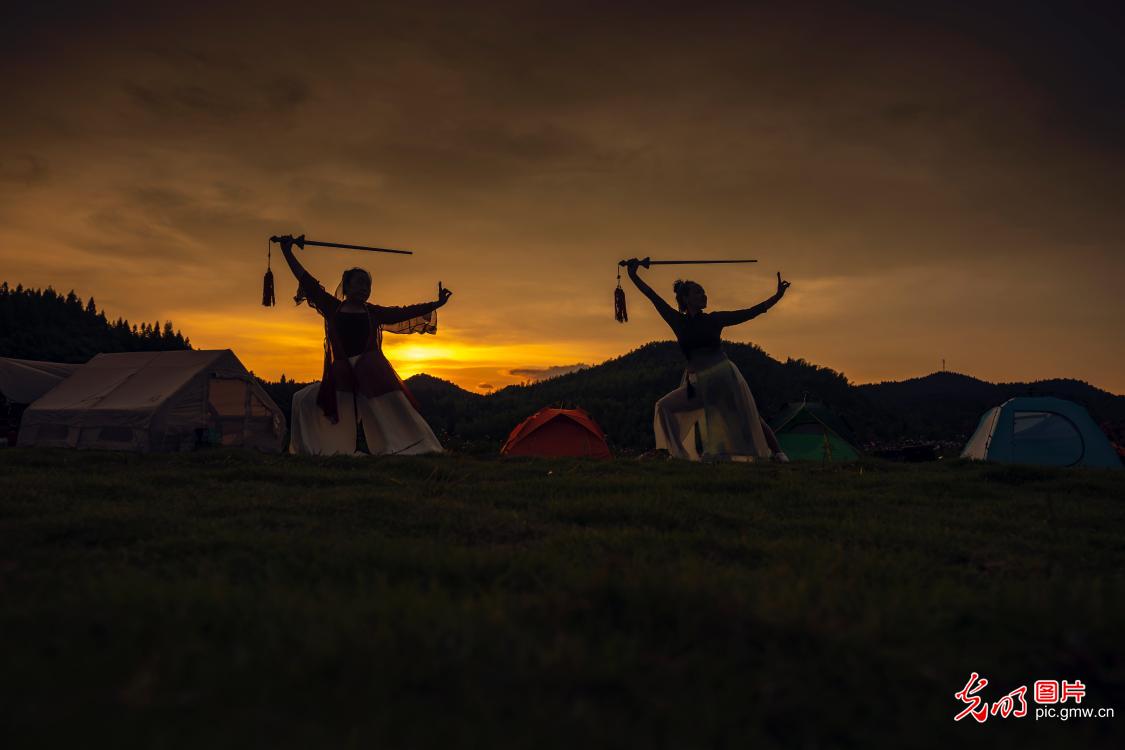 Summer camping getting popular in central China's Hubei