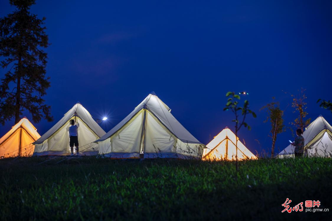 Summer camping getting popular in central China's Hubei