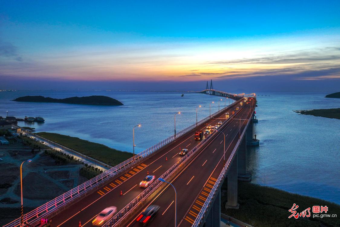 Ningbo-Fuzhou Expressway ushers in high traffic flow as summer vacation about to end