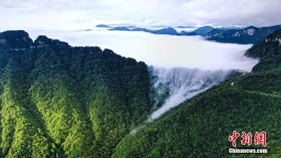 Stunning scenery of cloud “waterfall” in C China’s Hubei Province