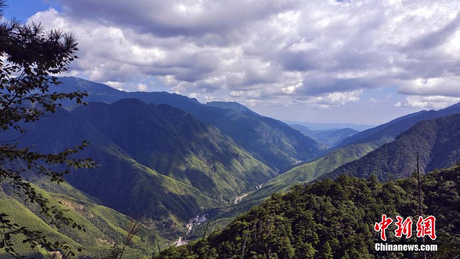 A glimpse of Huanggang Mountain, Roof of East China
