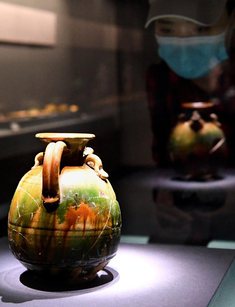 Tri-colored glazed pottery wares from 10 kilns of five provinces displayed in Zhengzhou