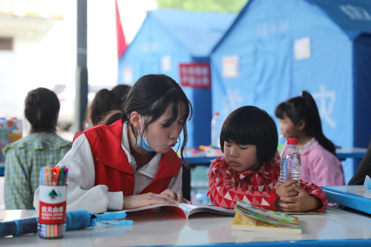 Kids in quake relief shelter in C China’s Sichuan