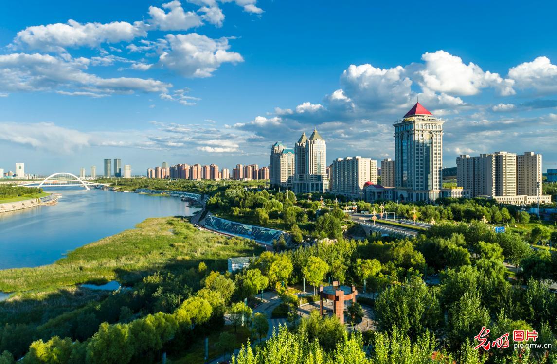 内蒙古鄂尔多斯：碧水绕城 生态家园