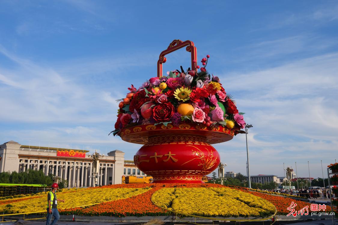 Floral arrangement for celebration of National Day unveiled at Tiananmen Square