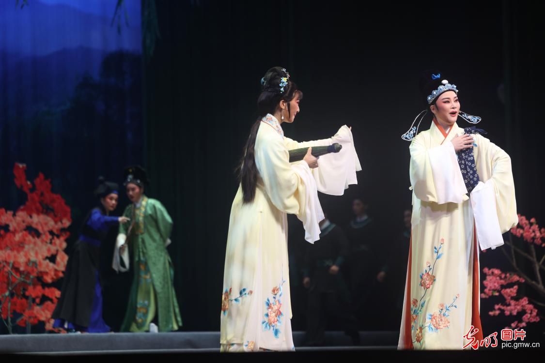 Traditional Shaoxing Opera staged in E China's Jiangsu