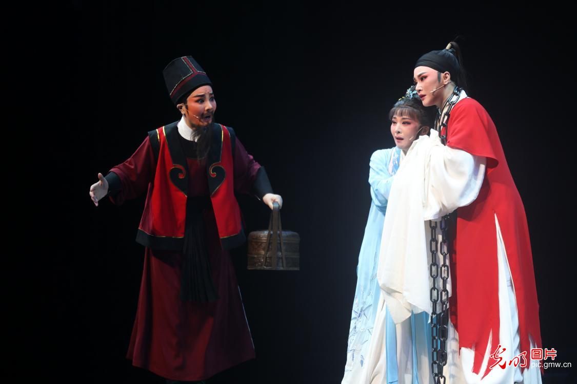 Traditional Shaoxing Opera staged in E China's Jiangsu