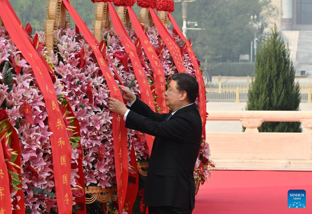 Martyrs' Day ceremony of presenting flower baskets to fallen national heroes held in Beijing