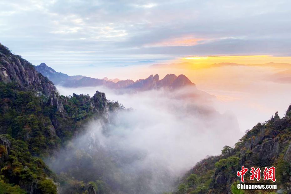 Stunning scenery of could-enveloped Huangshan Mountain in C China’s Anhui Province