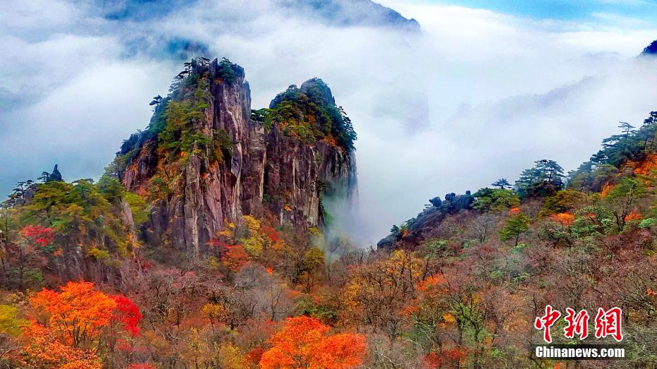 Stunning scenery of could-enveloped Huangshan Mountain in C China’s Anhui Province