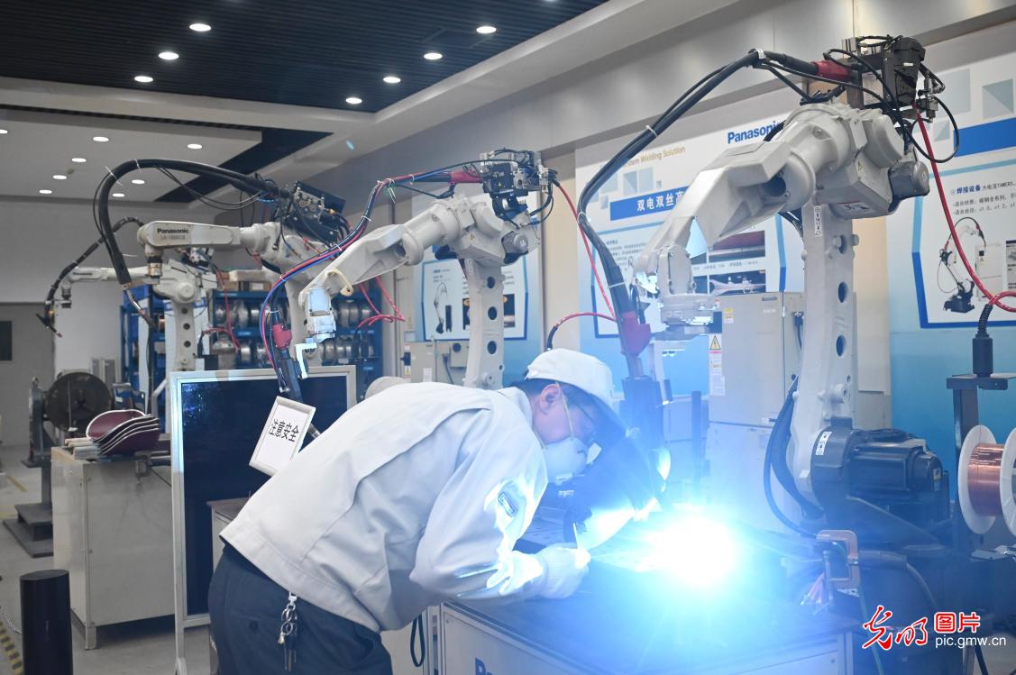 Robotics industry thrives in N China's Tangshan