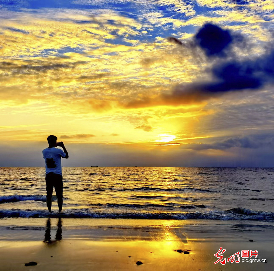 In Pics: Evening glow in S China's Hainan