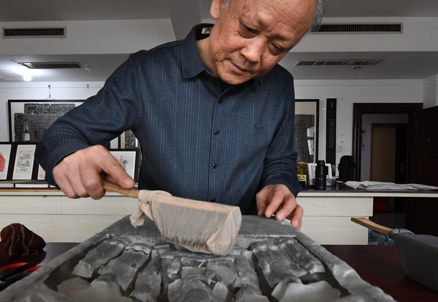 GLOBALink | High relief rubbing inheritor in central China's Henan