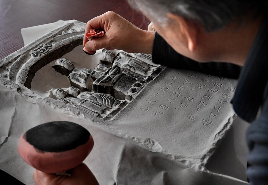 GLOBALink | High relief rubbing inheritor in central China's Henan