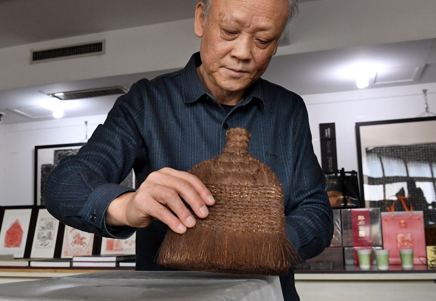 GLOBALink | High relief rubbing inheritor in central China's Henan