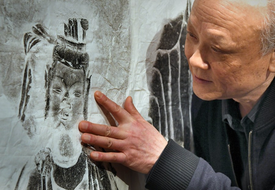 GLOBALink | High relief rubbing inheritor in central China's Henan