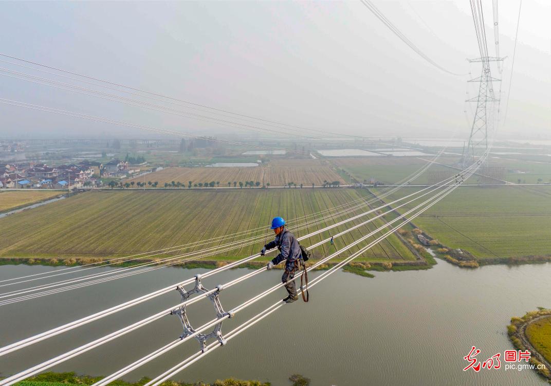 Upgrading ultra-high voltage transmission lines in E China's Jiangsu