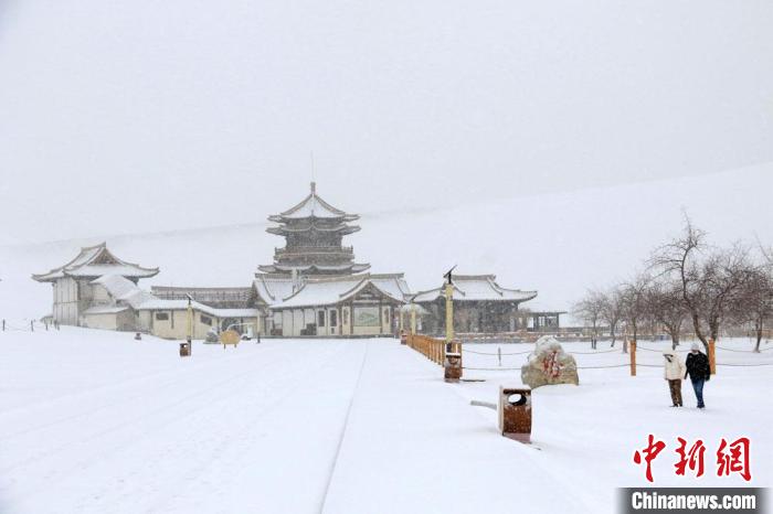 Dunhuang embraces first snow in NW China’s Gansu