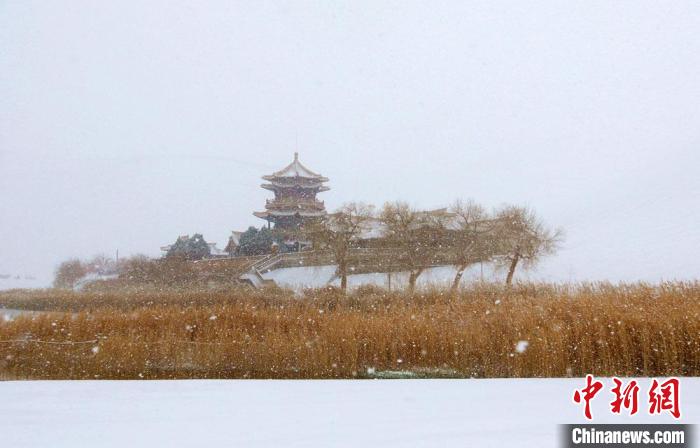 Dunhuang embraces first snow in NW China’s Gansu