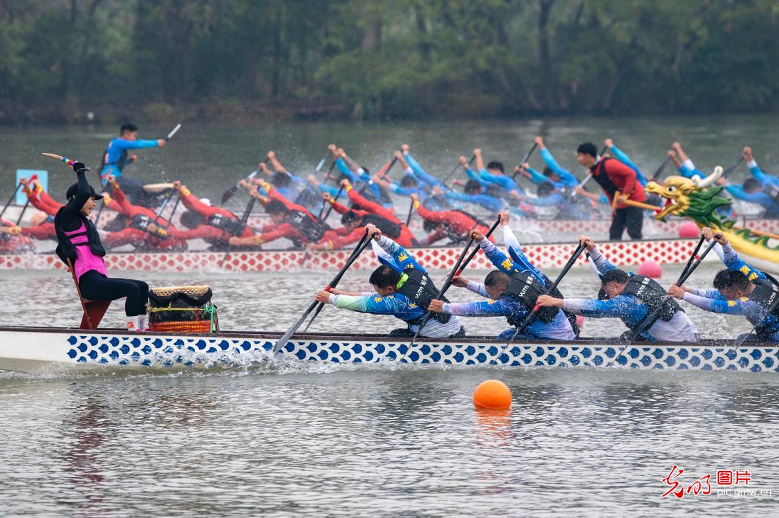 Winter dragon boat race held in E China's Zhejiang