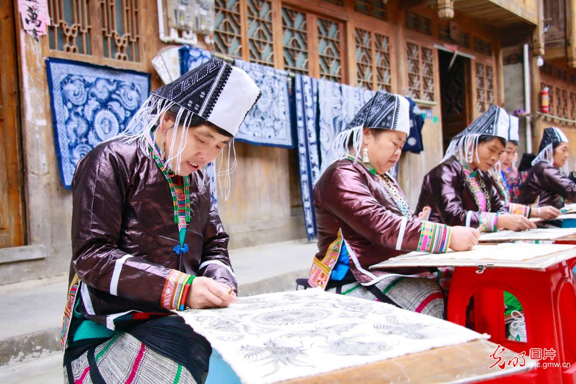 Intangible cultural heritage batik pave happy life in SW China's Guizhou