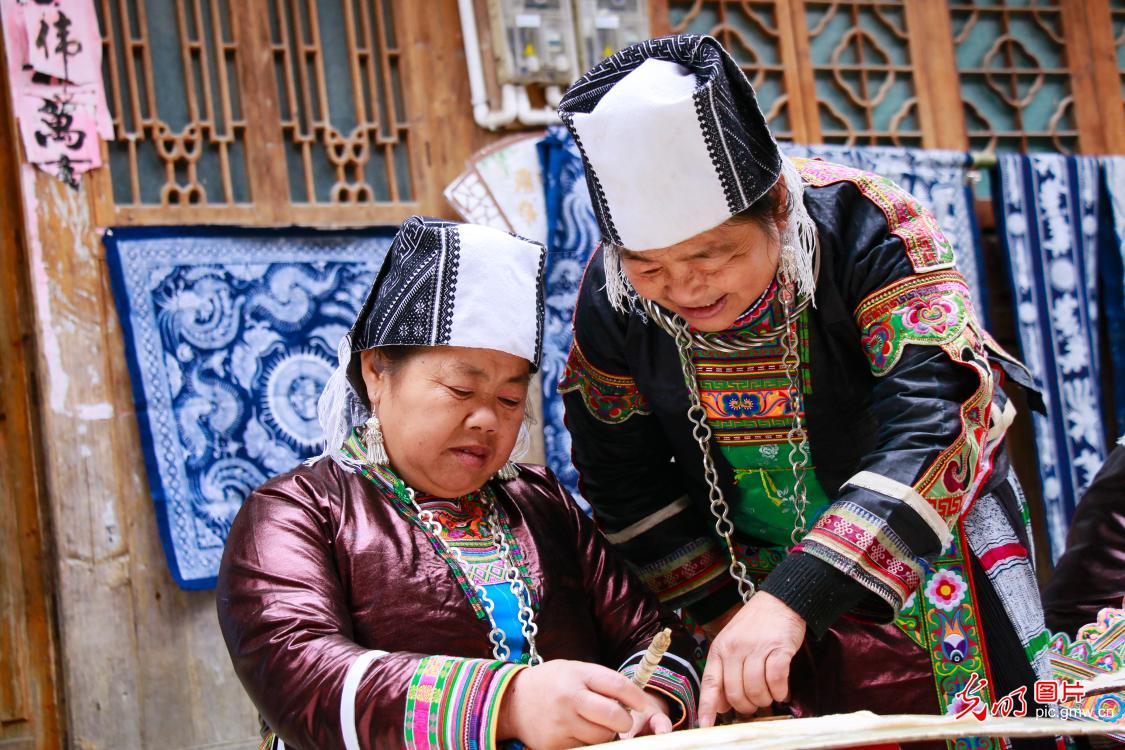 Intangible cultural heritage batik pave happy life in SW China's Guizhou