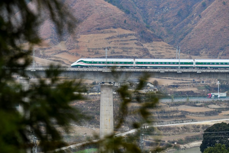 Railway linking Chengdu and Kunming fully operational in SW China